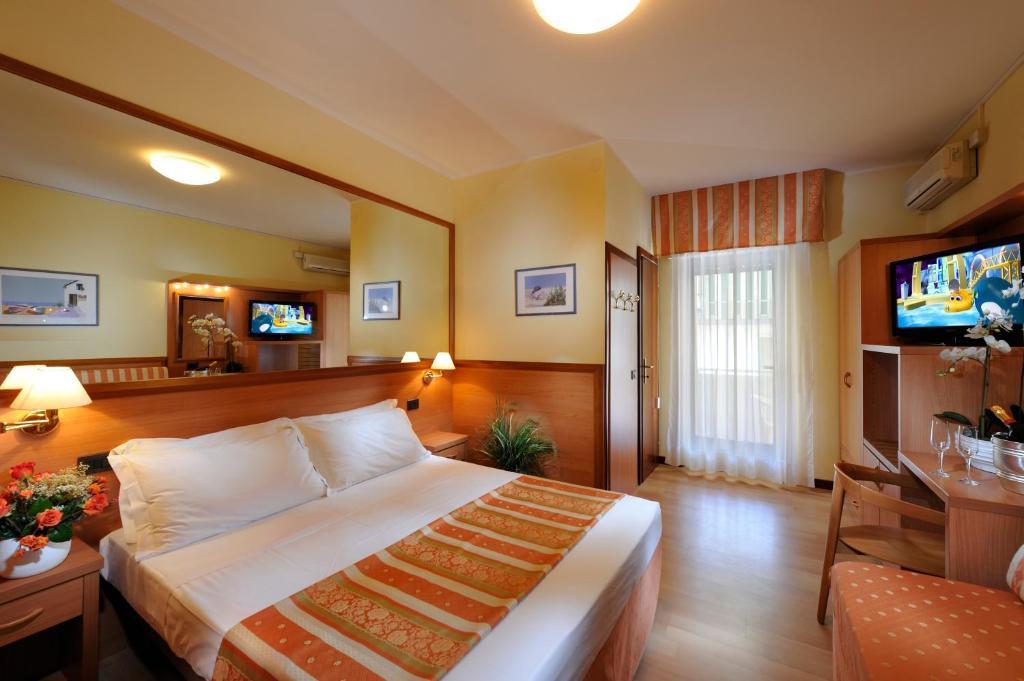 Hotel Al Prater Lignano Sabbiadoro Rum bild