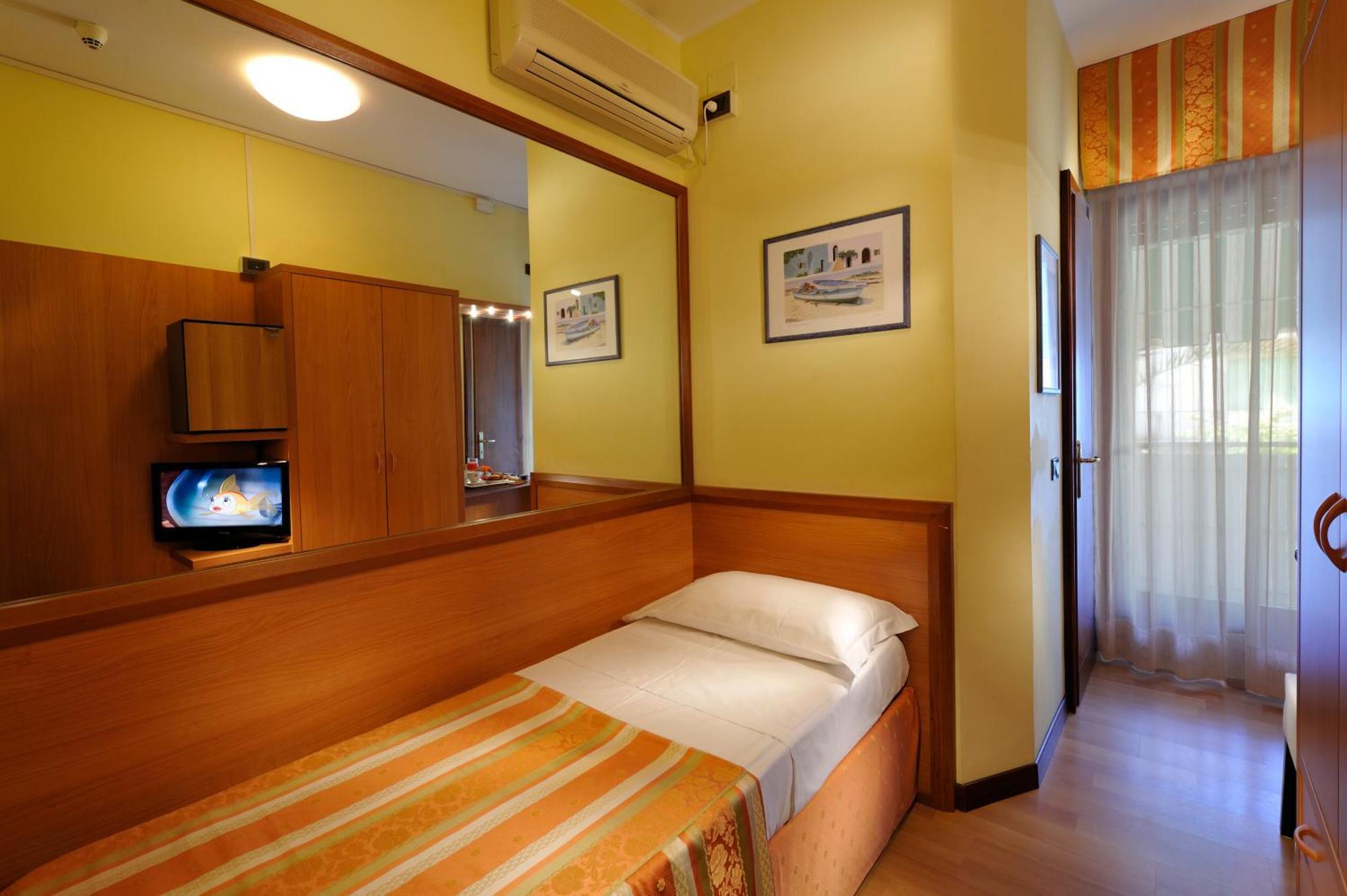 Hotel Al Prater Lignano Sabbiadoro Exteriör bild