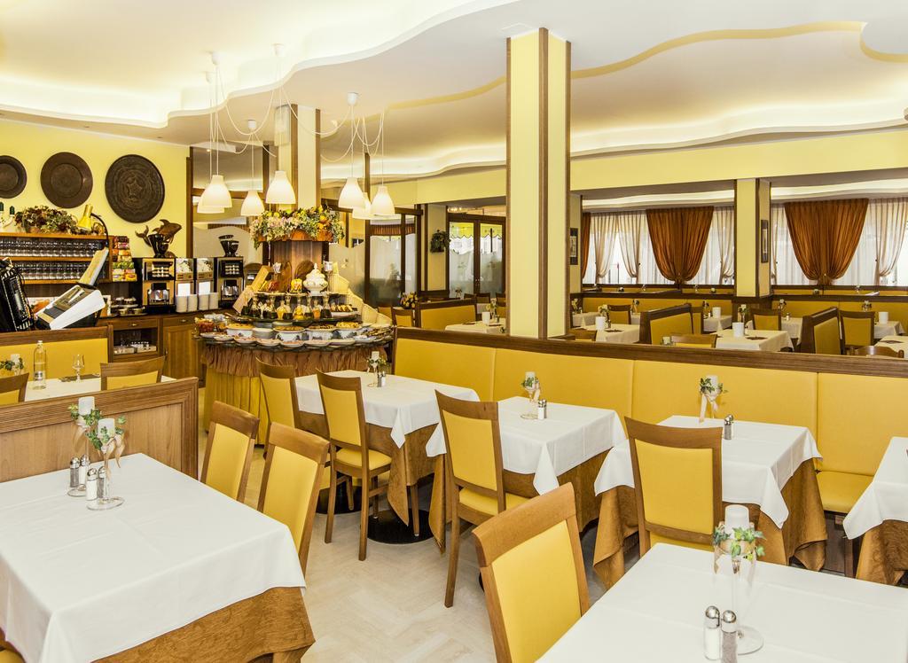 Hotel Al Prater Lignano Sabbiadoro Exteriör bild